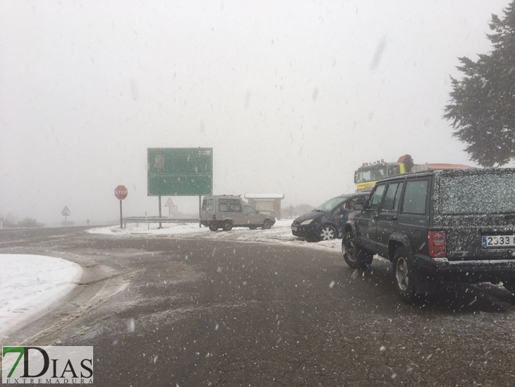 La nieve vuelve con fuerza al norte de Cáceres