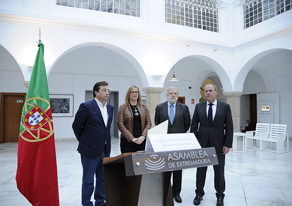 La Asamblea abre un libro de condolencias en memoria de Mário Soares