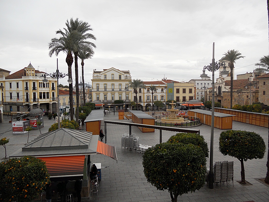 Los emeritenses se despiden de los quioscos de la Plaza de España