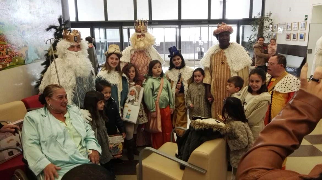 Los Reyes Magos visitan los hospitales de Mérida y Tierra de Barros