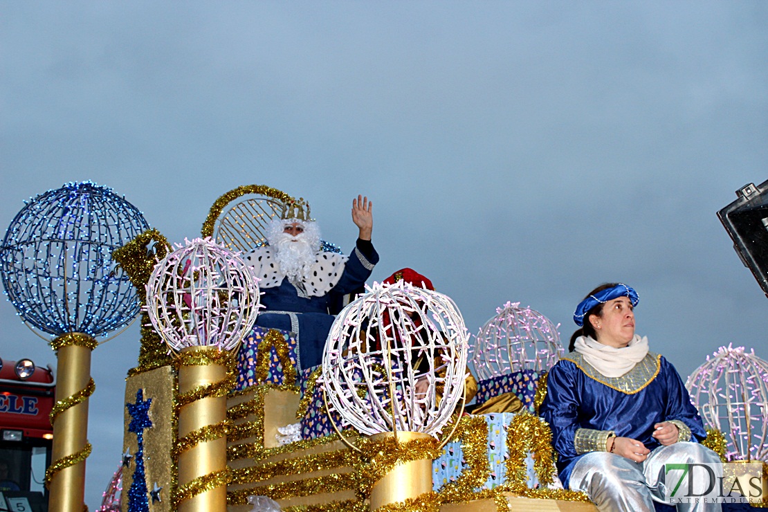 La cabalgata de Reyes reparte felicidad en Mérida