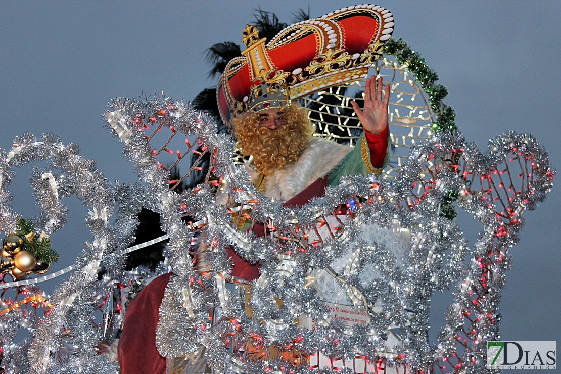 La cabalgata de Reyes reparte felicidad en Mérida