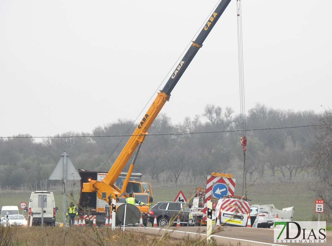 Retiran el trailer accidentado en la carretera de Sevilla
