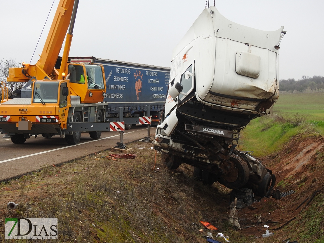 Retiran el trailer accidentado en la carretera de Sevilla