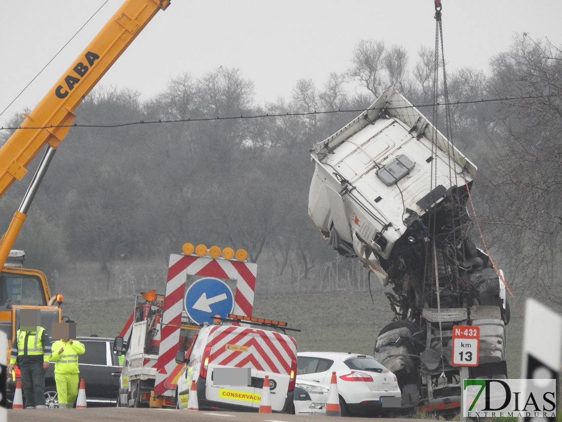 Retiran el trailer accidentado en la carretera de Sevilla