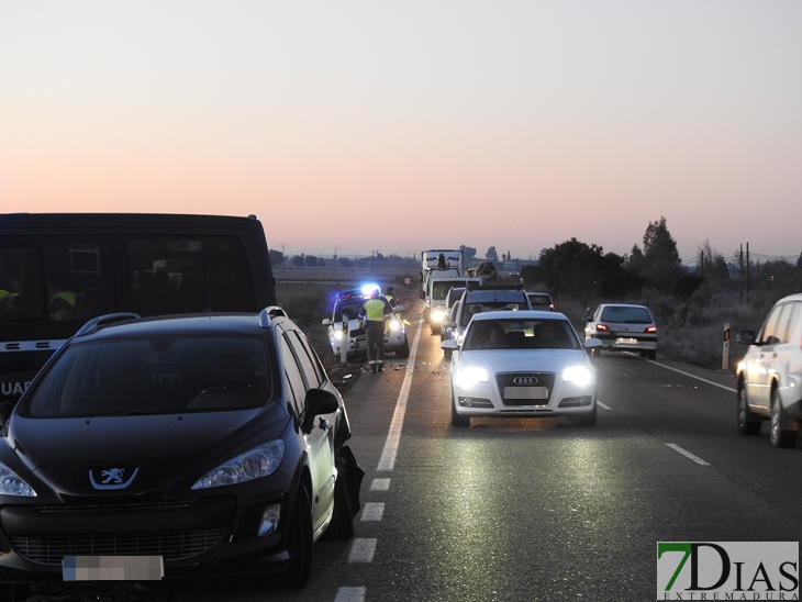 Tres vehículos implicados en un accidente en Valdebótoa (Badajoz)