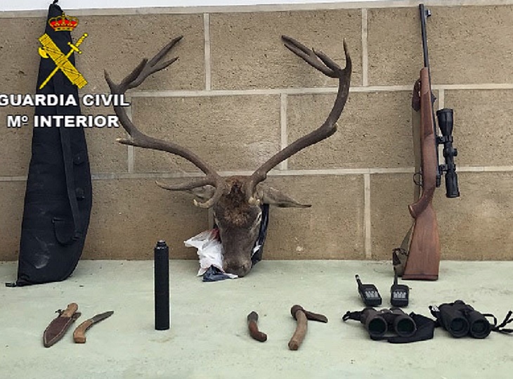 Sorprenden a dos furtivos cuando regresaban de abatir una pieza de caza