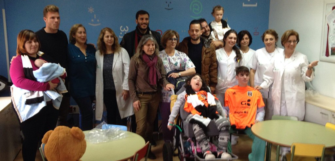 El Mérida AD saca una sonrisa a los niños hospitalizados