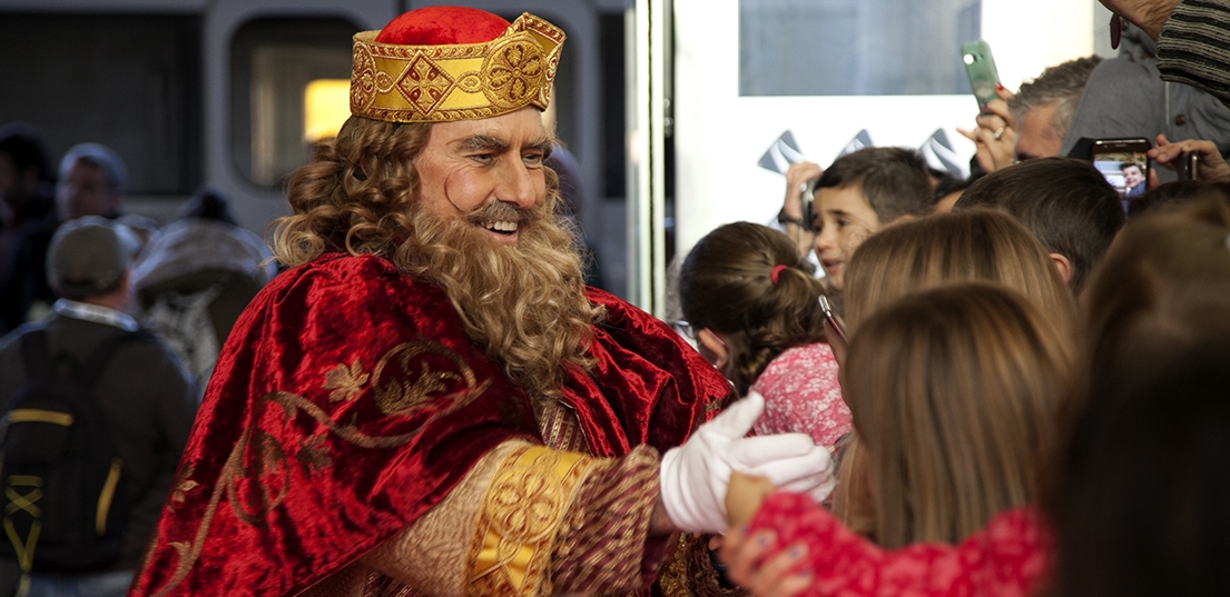 Cientos de niños disfrutan de la llegada de sus majestades los Reyes Magos de Oriente a Badajoz