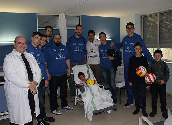 El Electrocash Cáceres hace felices a los niños del Hospital San Pedro de Alcántara