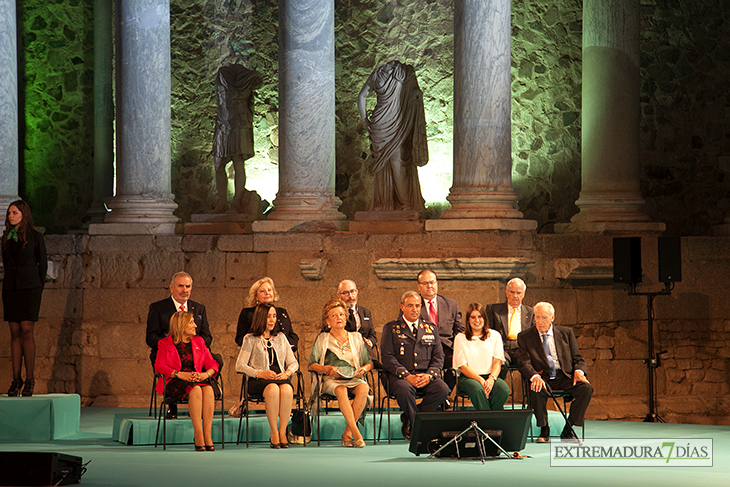 La Asamblea se compromete a dotar de paridad las Medallas de Extremadura