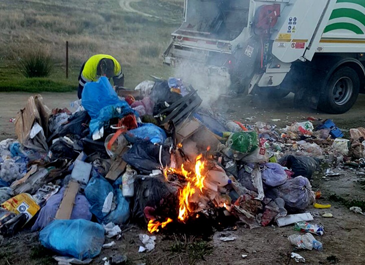 Brasas mal apagadas provocan el incendio de un camión de basura