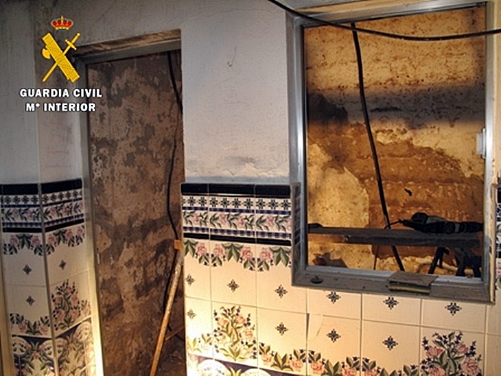 Rescatan a una octogenaria y a su hijo del incendio de su vivienda