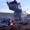 Brasas mal apagadas provocan el incendio de un camión de basura