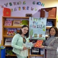 La alumna María del Salor Pavón diseña el cartel de la campaña 'Leer en familia'