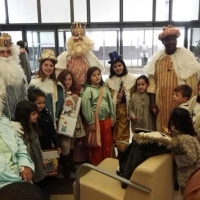 Los Reyes Magos visitan los hospitales de Mérida y Tierra de Barros