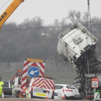 Retiran el tráiler accidentado en la carretera de Sevilla