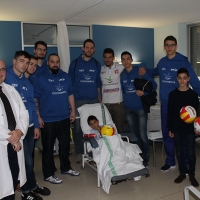 El Electrocash Cáceres hace felices a los niños del Hospital San Pedro de Alcántara