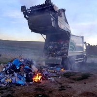 Brasas mal apagadas provocan un incendio en un camión de basura