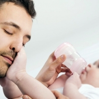 Aumentan un 11% las prestaciones por paternidad en Extremadura