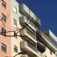 Tres evacuados de una vivienda calcinada en la barriada de Valdepasillas