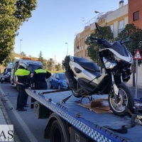 Accidente entre una moto y una furgoneta en la avenida Adolfo Suárez