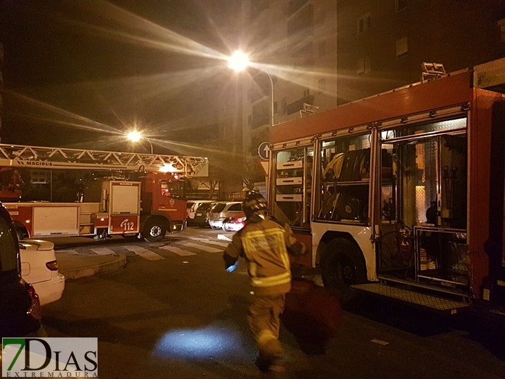 Salvan a una mujer tras incendiarse su vivienda en Badajoz