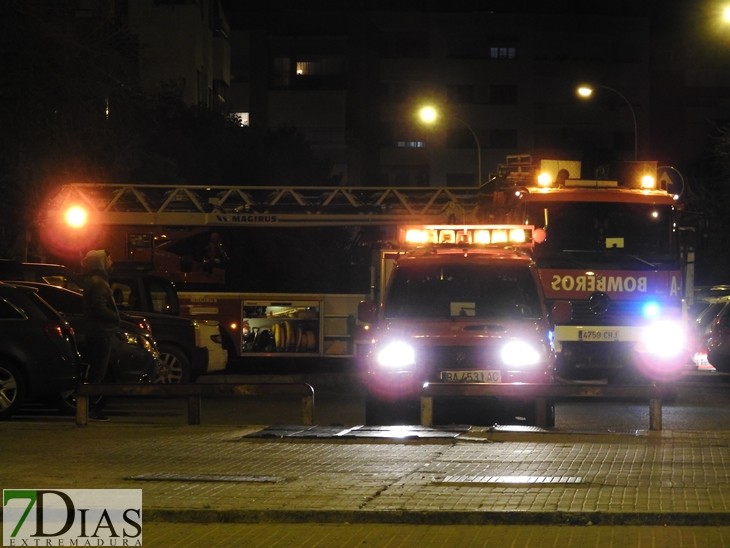 Salvan a una mujer tras incendiarse su vivienda en Badajoz