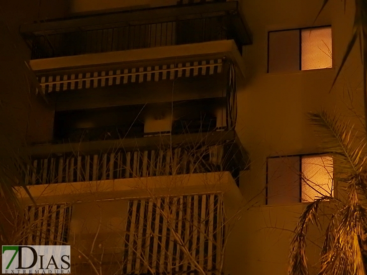 Salvan a una mujer tras incendiarse su vivienda en Badajoz