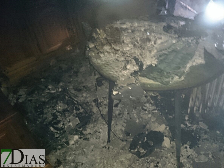 Salvan a una mujer tras incendiarse su vivienda en Badajoz