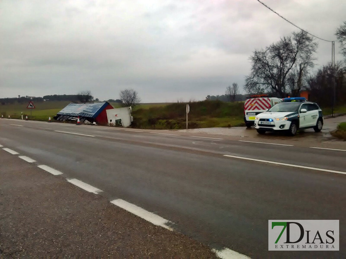 Dos heridos en un accidente entre un camión y un turismo