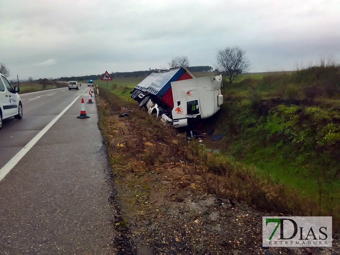 Dos heridos en un accidente entre un camión y un turismo