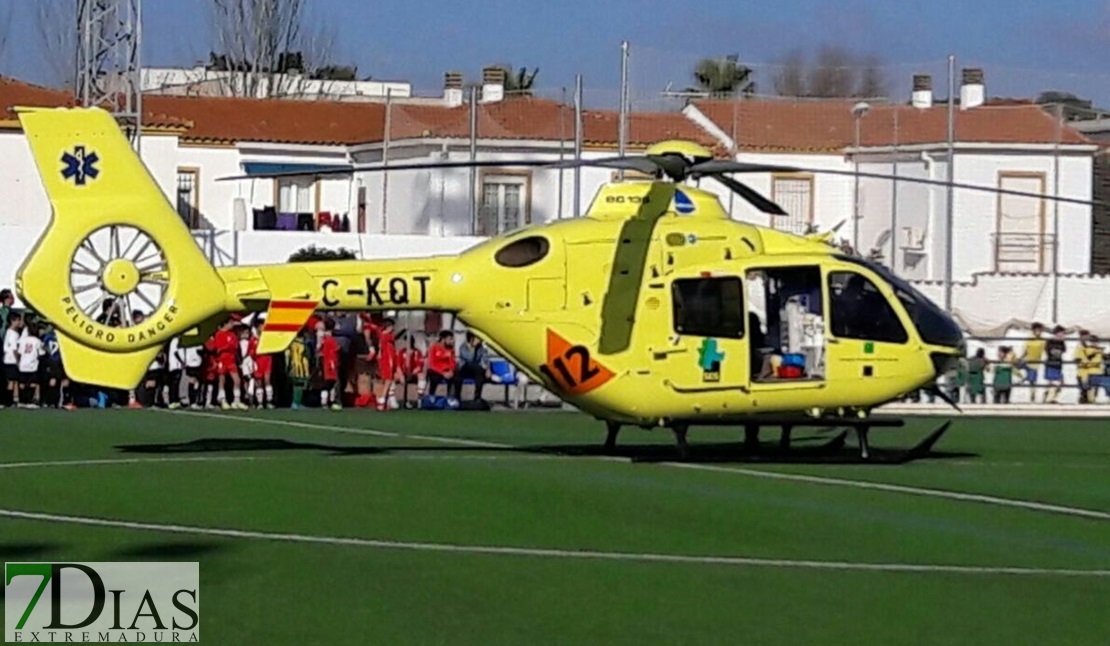 Un menor es trasladado al Infanta Cristina en estado grave