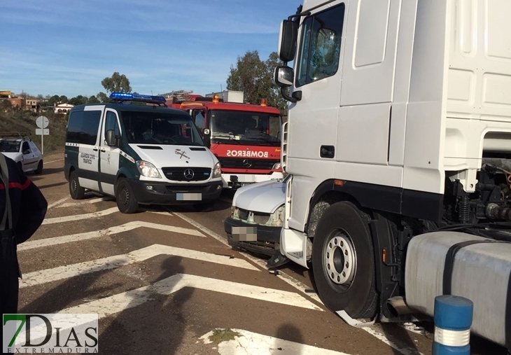 Herido grave en la colisión entre un turismo y una furgoneta