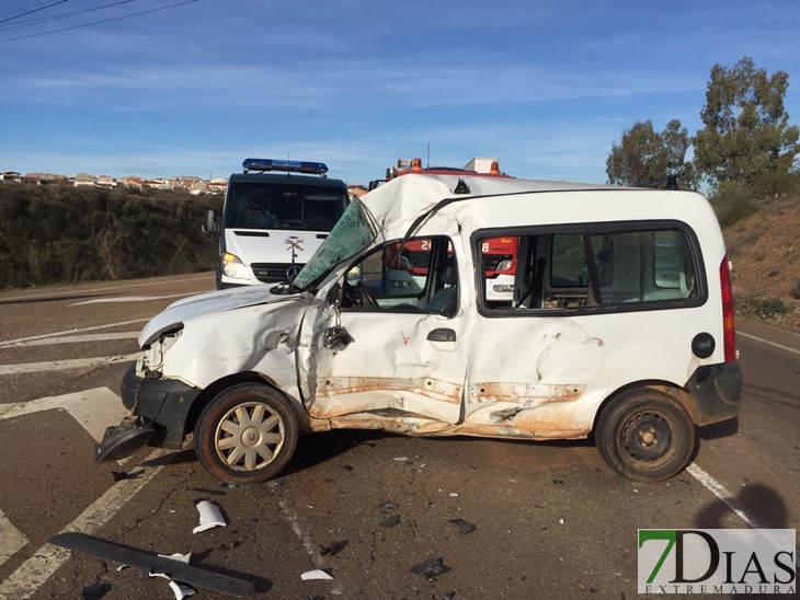 Herido grave en la colisión entre un turismo y una furgoneta