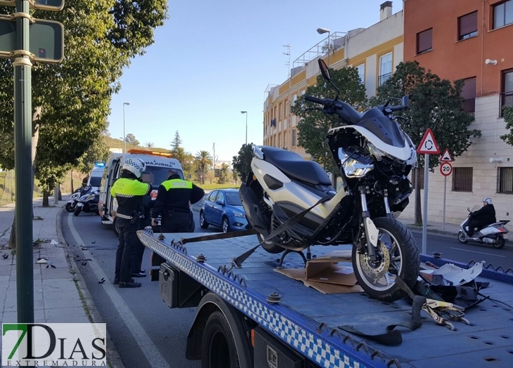 Accidente entre una moto y una furgoneta en la avenida Adolfo Suárez