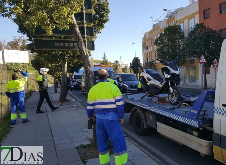 Accidente entre una moto y una furgoneta en la avenida Adolfo Suárez