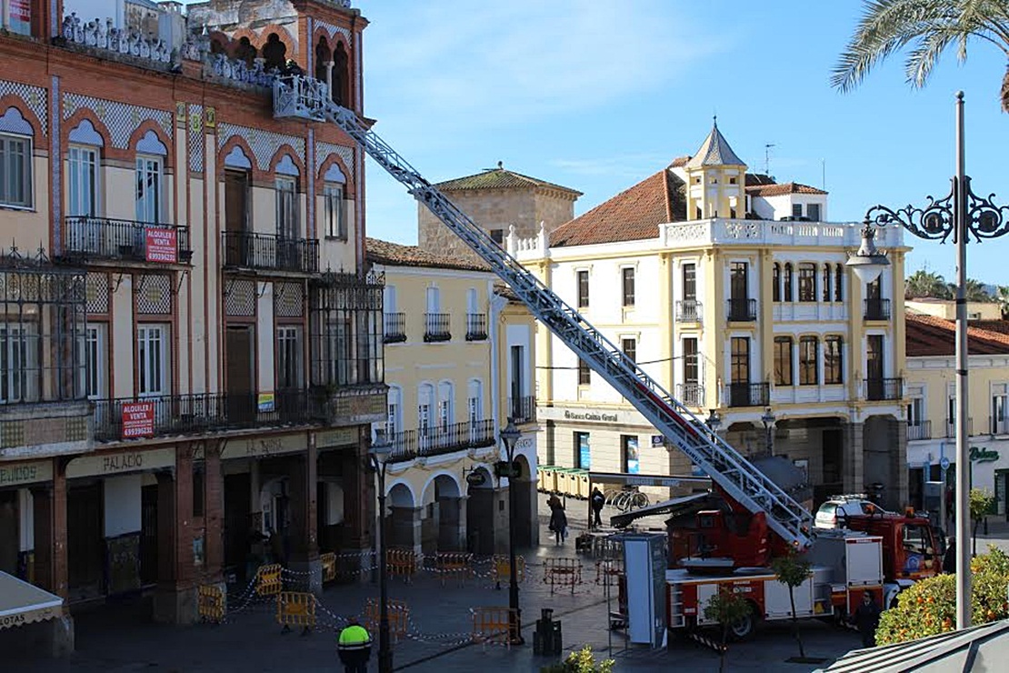 Retiran los pináculos del Palacio de la China