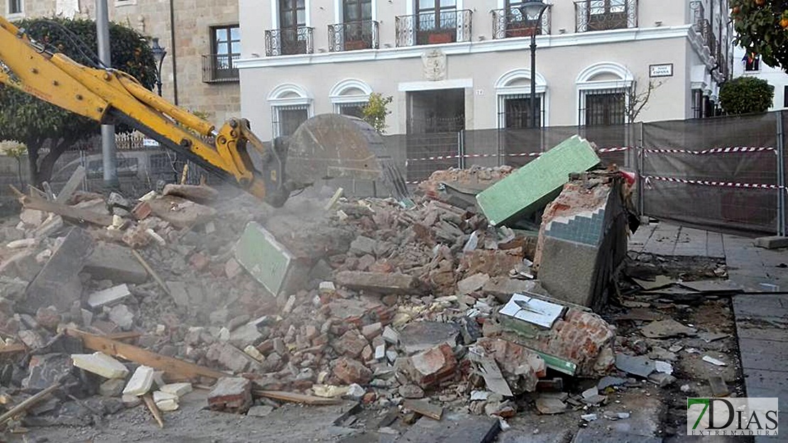 Imágenes de la demolición de los quioscos de la Plaza de España