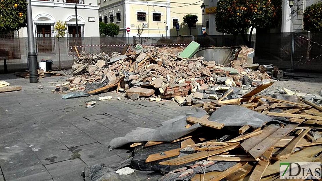 Imágenes de la demolición de los quioscos de la Plaza de España