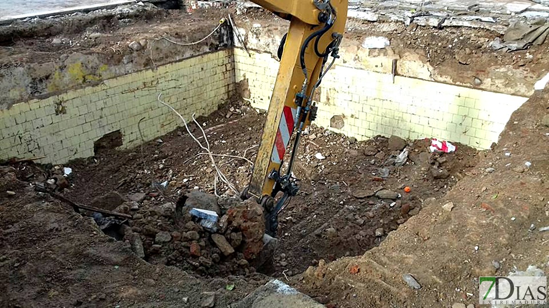 Imágenes de la demolición de los quioscos de la Plaza de España