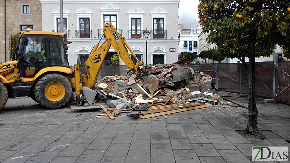 Imágenes de la demolición de los quioscos de la Plaza de España