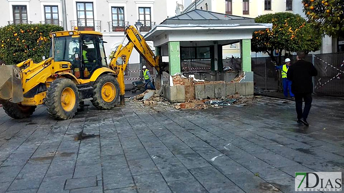 Imágenes de la demolición de los quioscos de la Plaza de España