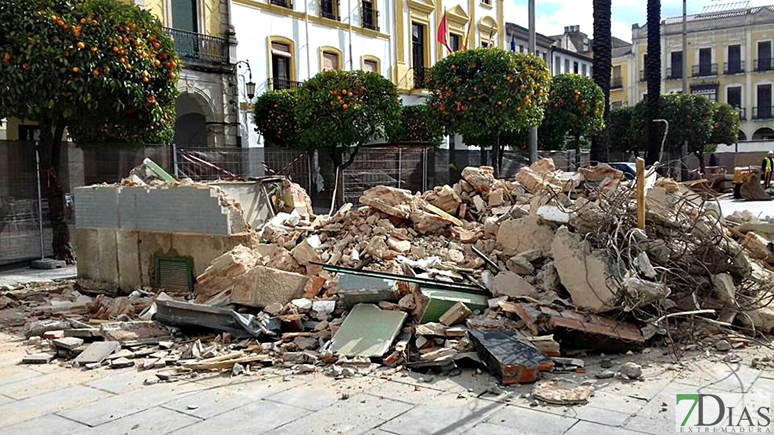 Imágenes de la demolición de los quioscos de la Plaza de España