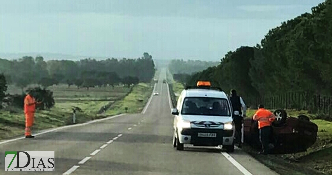 Vuelco de un turismo en la carretera de Alburquerque