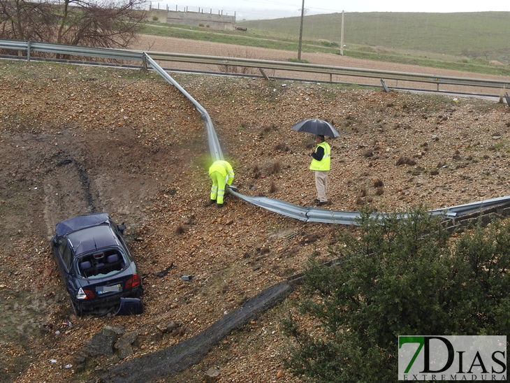 Ilesos, tras caer por un terraplén en la autovía