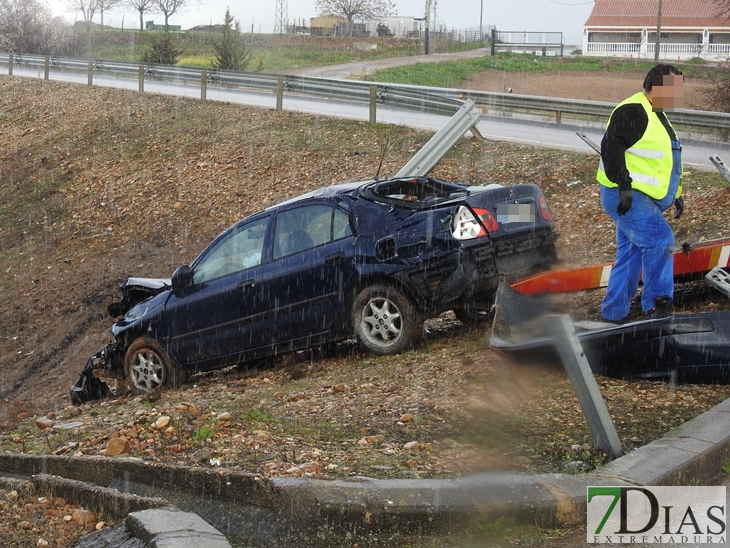 Ilesos, tras caer por un terraplén en la autovía