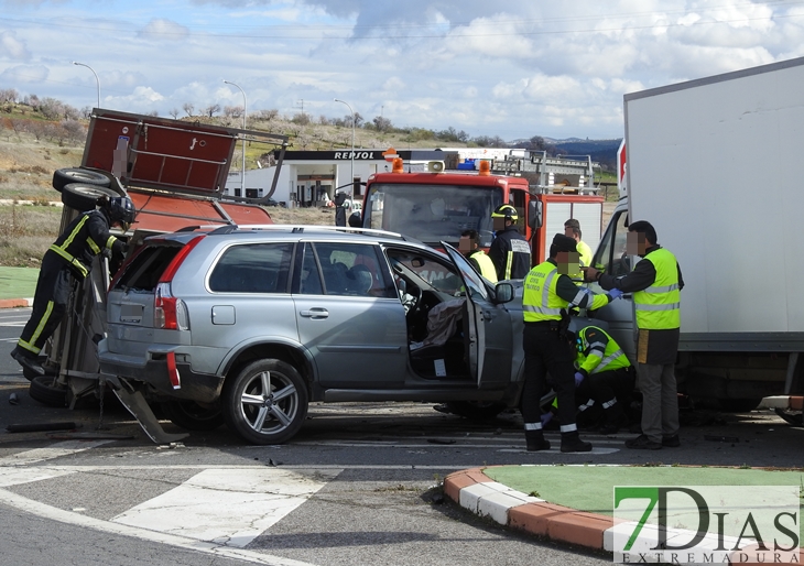 Dos mujeres atrapadas en un accidente en Tierra de Barros