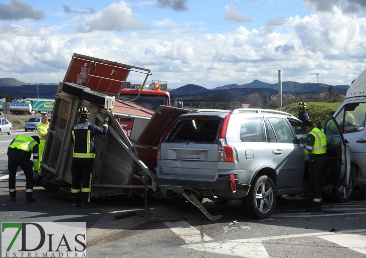 Dos mujeres atrapadas en un accidente en Tierra de Barros