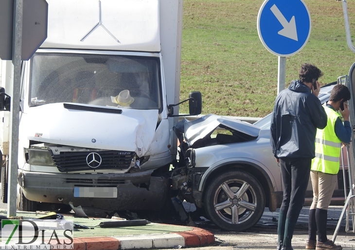 Dos mujeres atrapadas en un accidente en Tierra de Barros